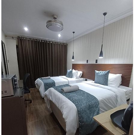 Delux Guesthouse Volksrust Екстер'єр фото