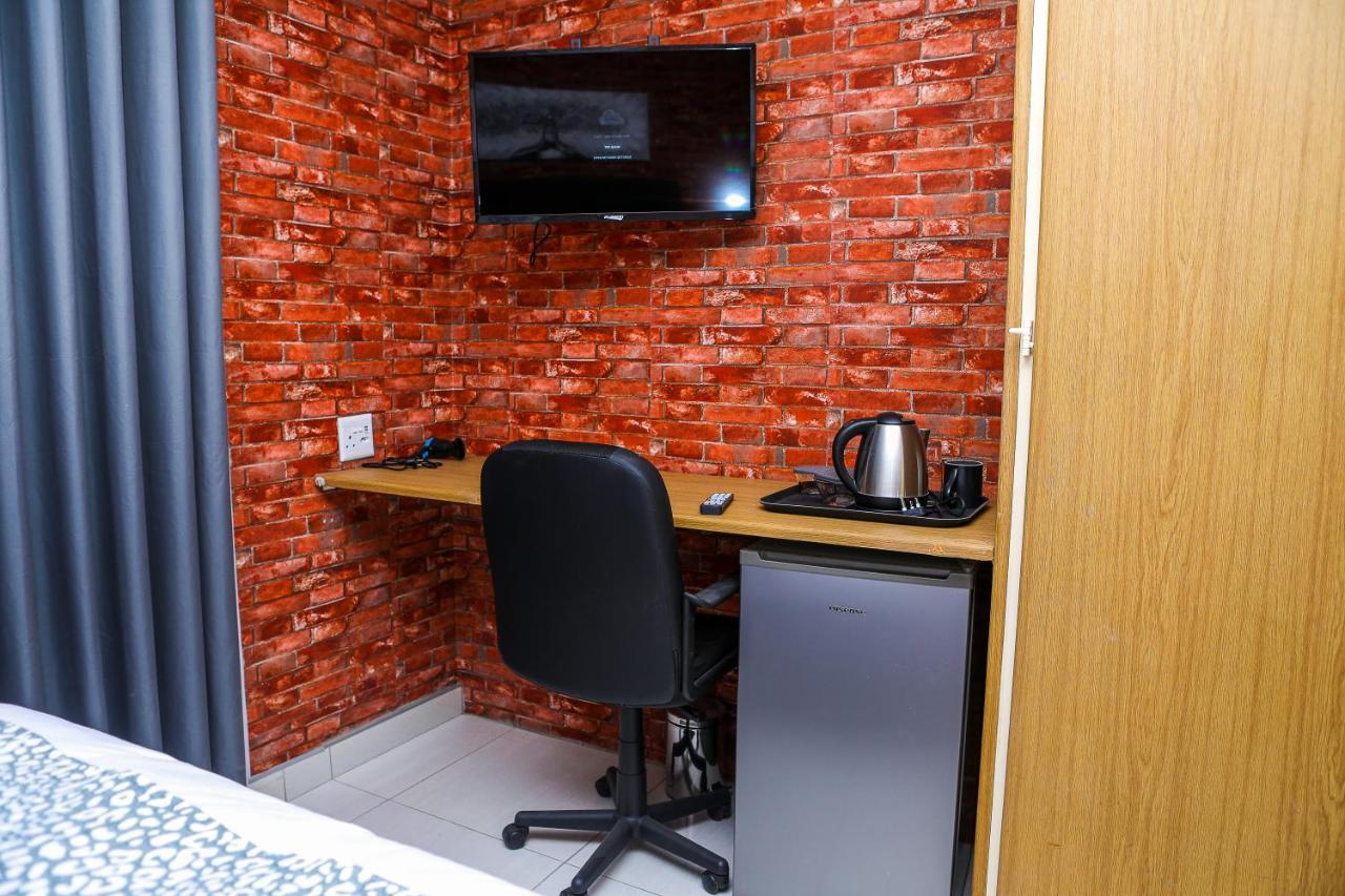 Delux Guesthouse Volksrust Екстер'єр фото