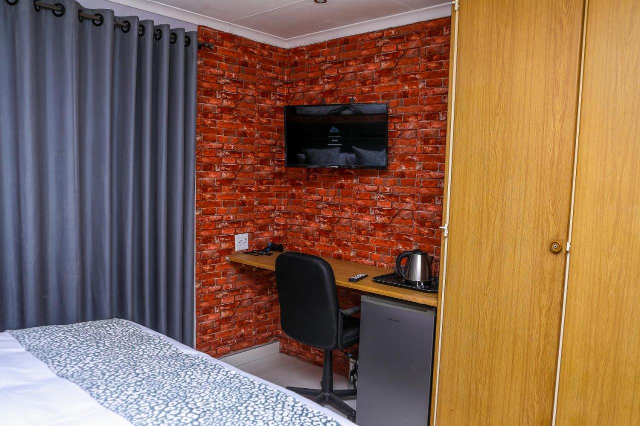 Delux Guesthouse Volksrust Екстер'єр фото