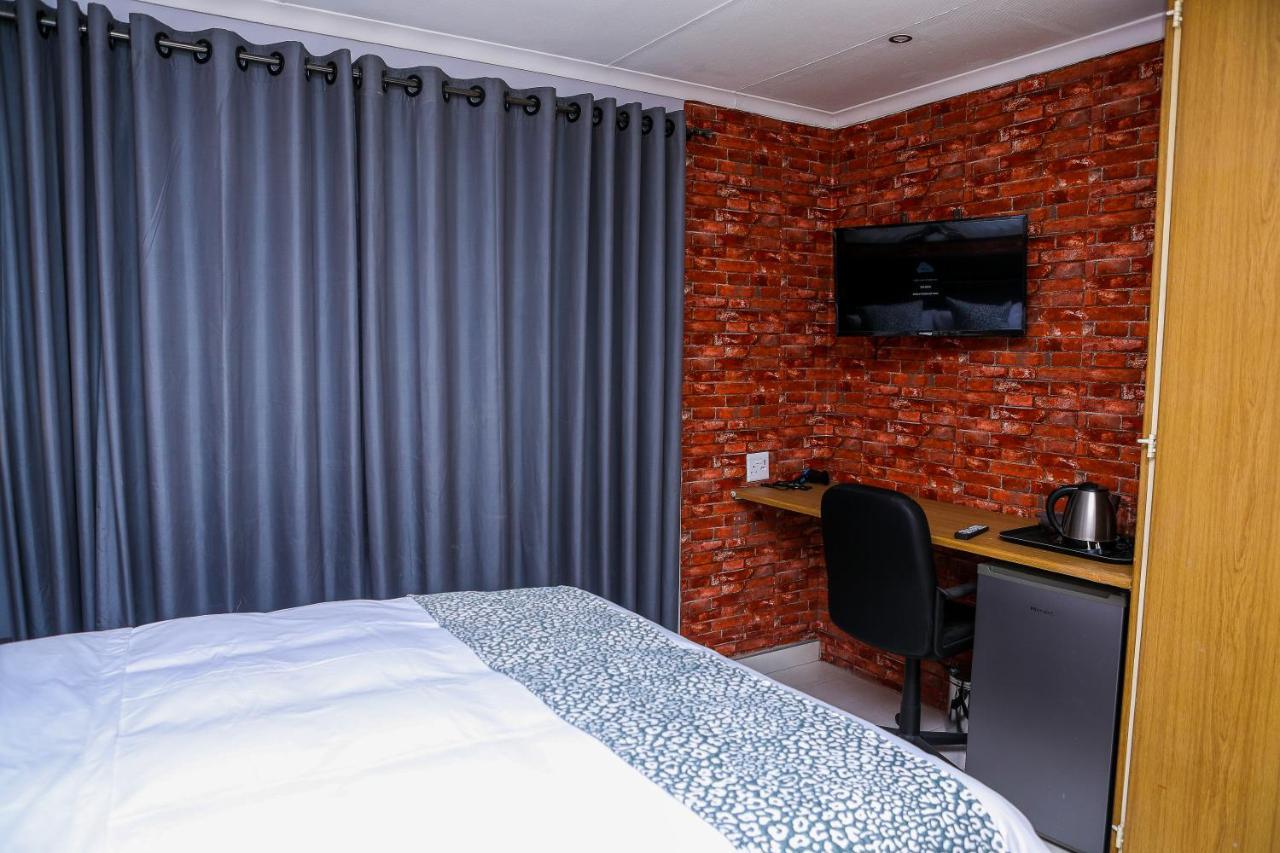 Delux Guesthouse Volksrust Екстер'єр фото