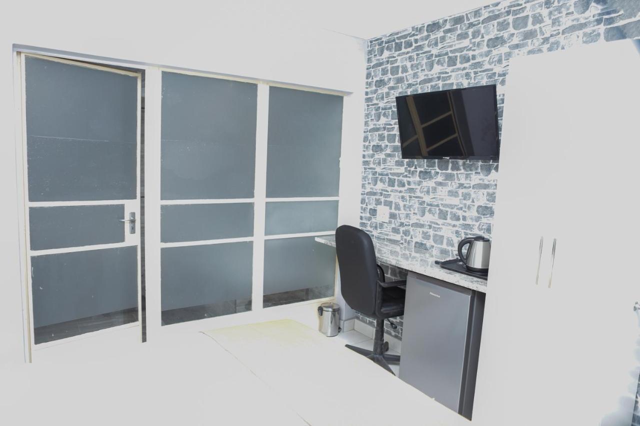 Delux Guesthouse Volksrust Екстер'єр фото