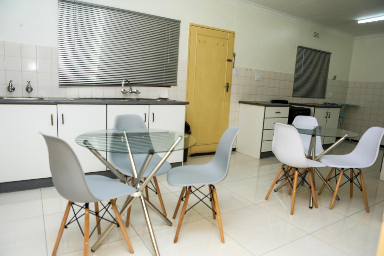 Delux Guesthouse Volksrust Екстер'єр фото