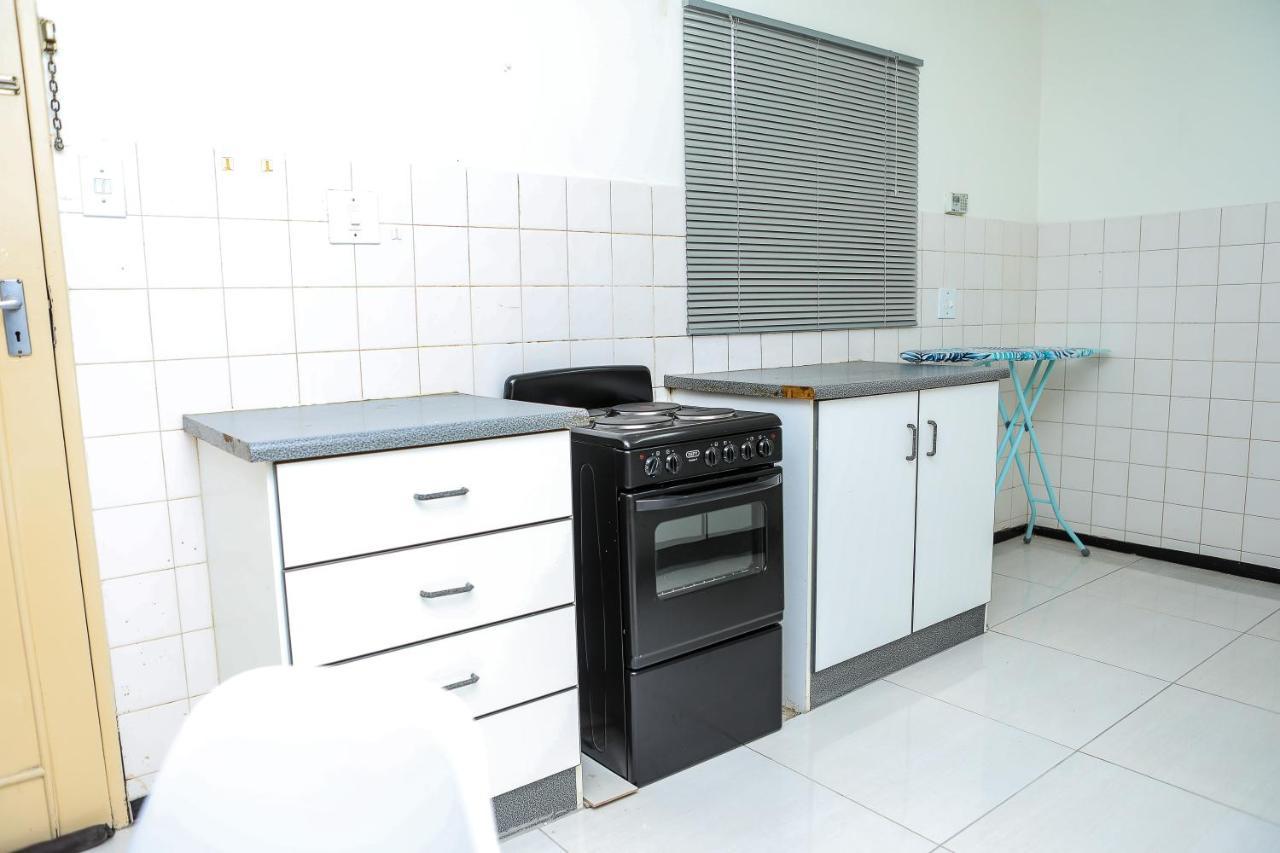Delux Guesthouse Volksrust Екстер'єр фото