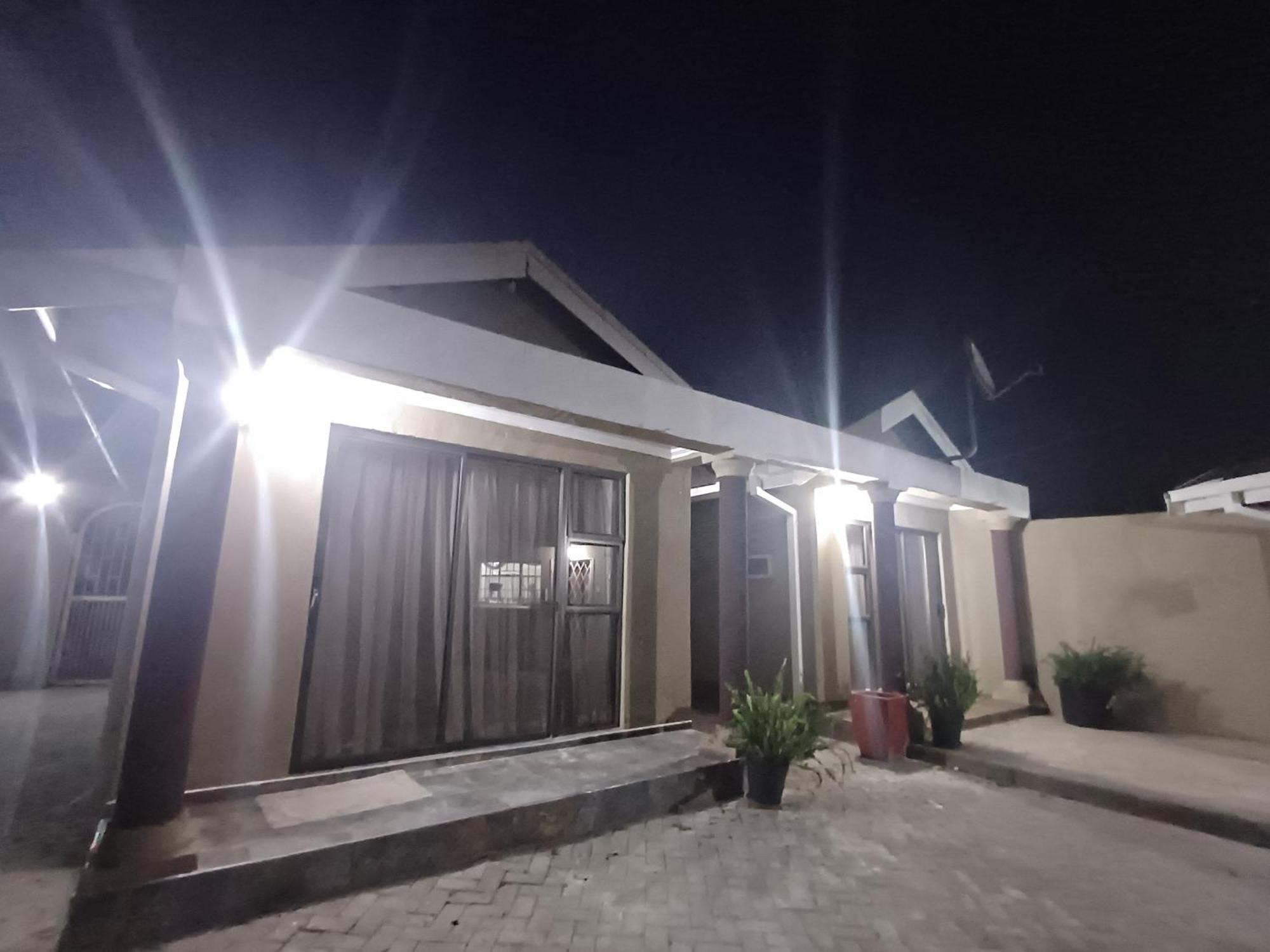 Delux Guesthouse Volksrust Екстер'єр фото